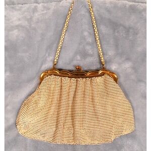 Vintage Whiting & Davis Cream Color Metal‎ Mesh Chainmail Coin Purse Kiss Lock
